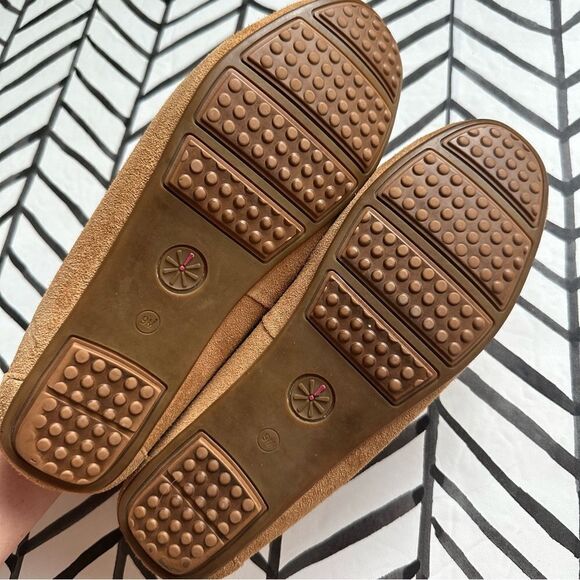 Issac Mizrahi Live Size 9 Tan Loafers with Gold Accent - Picture 3 of 3